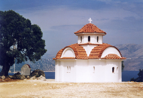 Eine kleine griechisch-ortodoxe Kirche auf einem Hügel über Argostoli auf der Insel Kefalonia in Griechenland