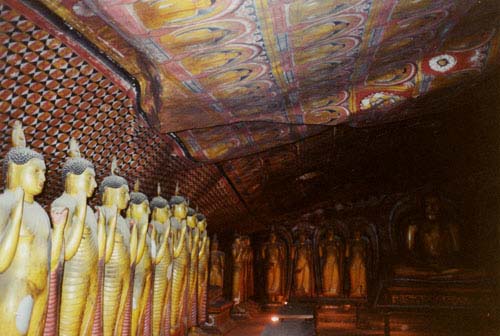 Buddhastatuen in Dambulla Höhlentempel