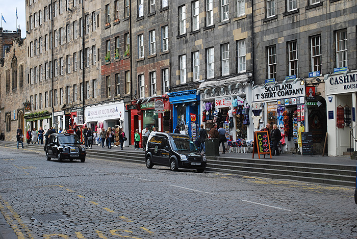 EdinburghEdinburgh - Royal Mile, die Hauptstraße der Altstadt. Geschmückt mit vielen kleinen Geschäften