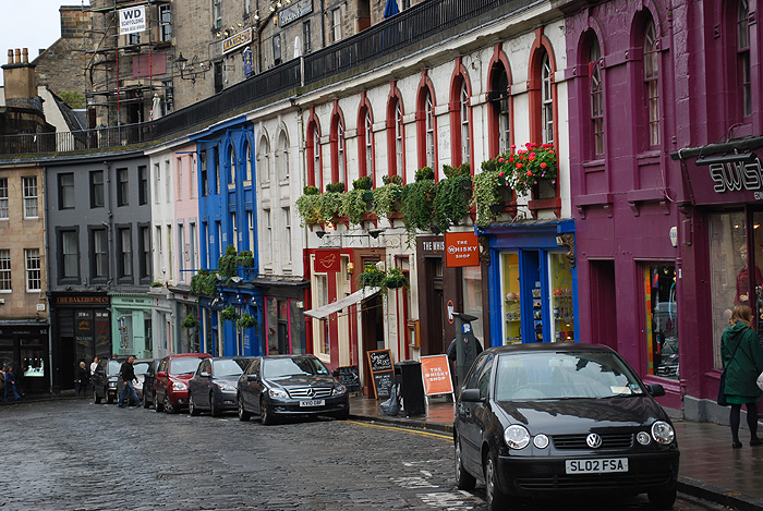 Edinburgh - Victoria Street. Diese Straße führt hinunter zum Grassmarket und hier finden sich hinter bunten Fassaden  kleine Antiquitäten-Läden, Kleidungs-Boutiquen und auch Whisky Shops. Das Bummeln hier macht  Spaß.