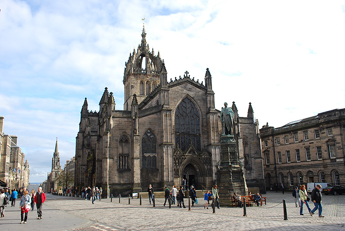 Edinburgh - Blick von der Royal Mile auf die St. Giles Cathedral und den davor liegenden Platz. Schon vor rund 900 Jahren stand hier eine kleine Kirche, die im 14. Jahrhundert  im gothischen Stil groß ausgebaut wurde.