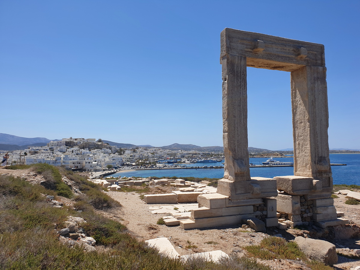 Portara und im Hintergrund die Chora von Naxos
