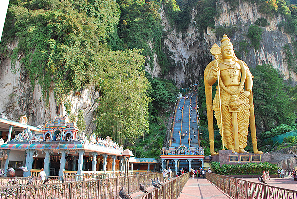 Batu Caves liegen 13km ausserhalb von Kuala Lumpur. Hier befindet sich ein  hinduistischer Tempel. Am Eingang zu Batu Caves steht eine riesiege 43m hohe Murugan Statue.