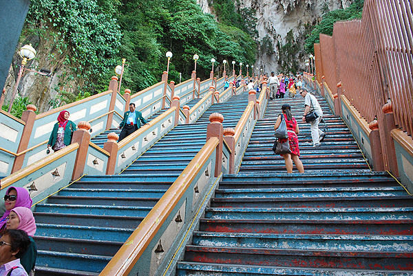 Batu Caves. 272 Stufen führen hinauf zur Temple Cave 
