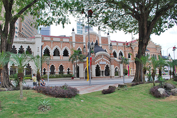 Ein Spaziergang durch das historische Zentrum von Kuala Lumpur am Independence Square (Dataran Merdeka) mit vielen historischen Gebäuden aus der Kolonialzeit. Hier Old Town Hall