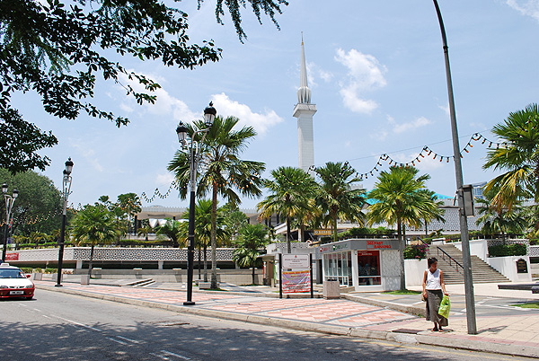 Auf dem Rückweg von KL Bird Park laufen wir an der National Mosque (Masjid Negara)  vorbei. 