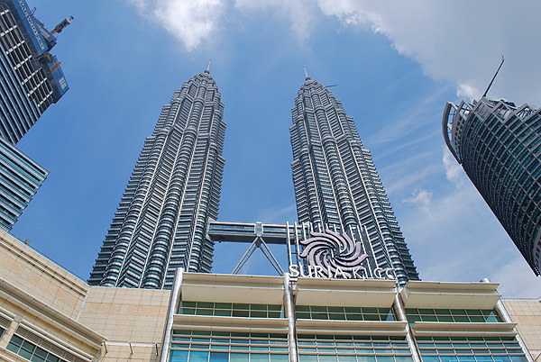 Kuala Lumpur. Suria KLCC unterhalb der Petronas Twin Towers