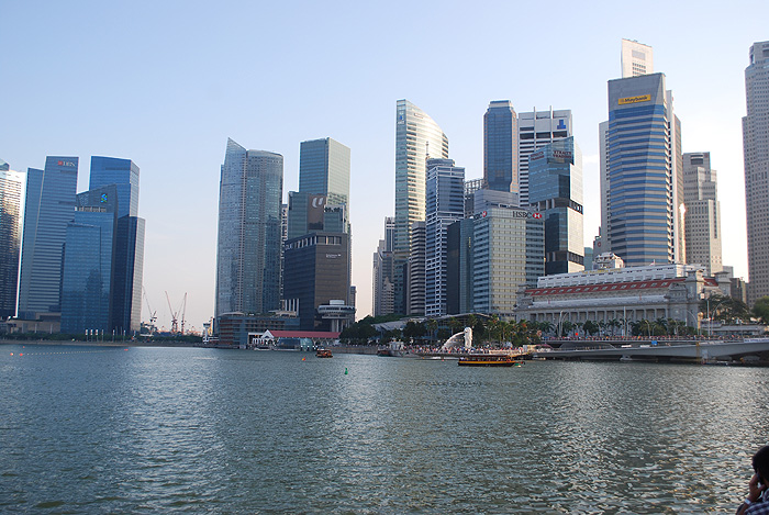 Ausblick von Marina Bay Sands Promenade auf Singapure Downtown