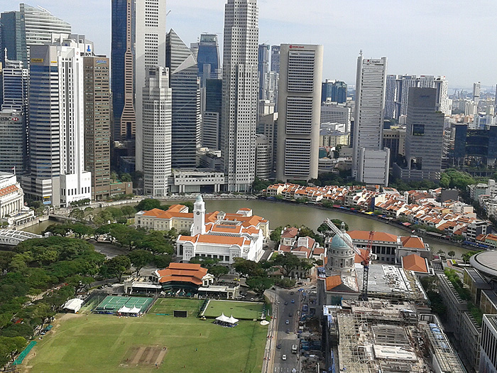 Blick auf Downtown und Shophouses am Boat Quay in Singapur - Ausblick von unserem Zimmer in Swissotel The Stamford in der 51-igsten Etage 