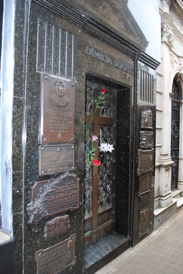 Eva Perons Grab. Das Grab aus schlichtem schwarzem Stein zieht viele Pilger und Urlauber an - Buenos Aires - Friedhof la Recoleta