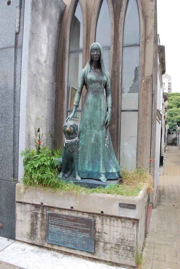 Friedhof la Recoleta in Buenos Aires. Viele kuriose Geschichten gibt es in seinen Mausoleen. Zb. das von Liliana Crociati...