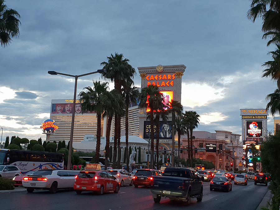 Lichter gehen auf auf dem Las Vegas Boulevard - Cesars Palace