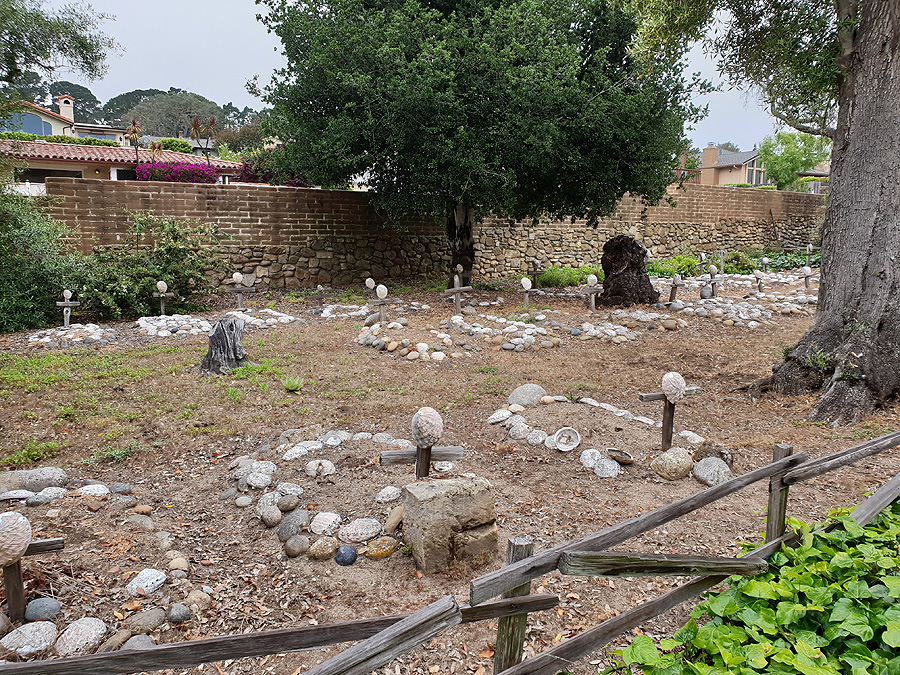 Friedhof von Carmel Mission mit Gräbern der Indianer mit Muscheln verziert