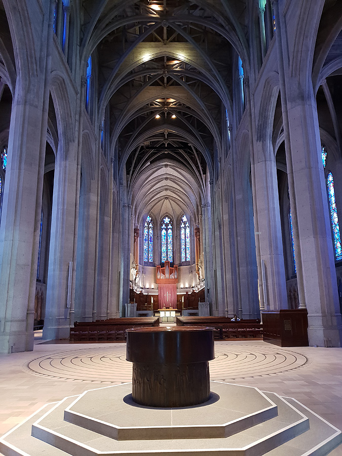 San Francisco - Grace Cathedral. Die größte Episkopalkirche des Landes wurde nach dem Vorbild von Notre-Dame de Paris erbaut.  Derr Bau  zog sich über Jahrzehnte hin (1928-1964). Wegen der Erdbebengefahr wurde moderne Stahlbeton verwendet