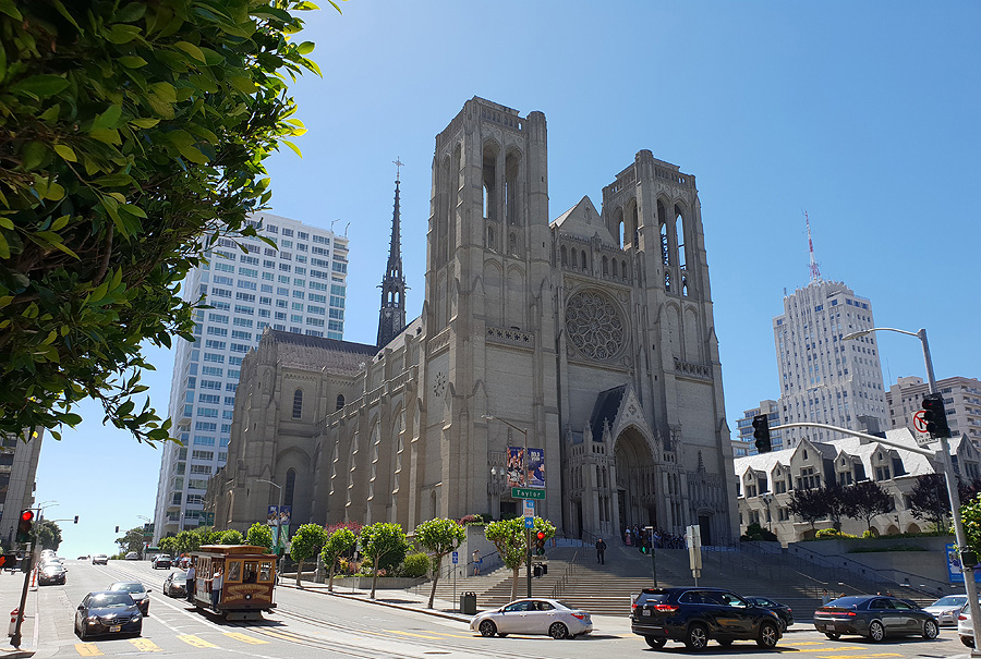 San Francisco - Grace Cathedral. Die größte Episkopalkirche des Landes wurde nach dem Vorbild von Notre-Dame de Paris erbaut.  Derr Bau  zog sich über Jahrzehnte hin (1928-1964). Wegen der Erdbebengefahr wurde moderne Stahlbeton verwendet