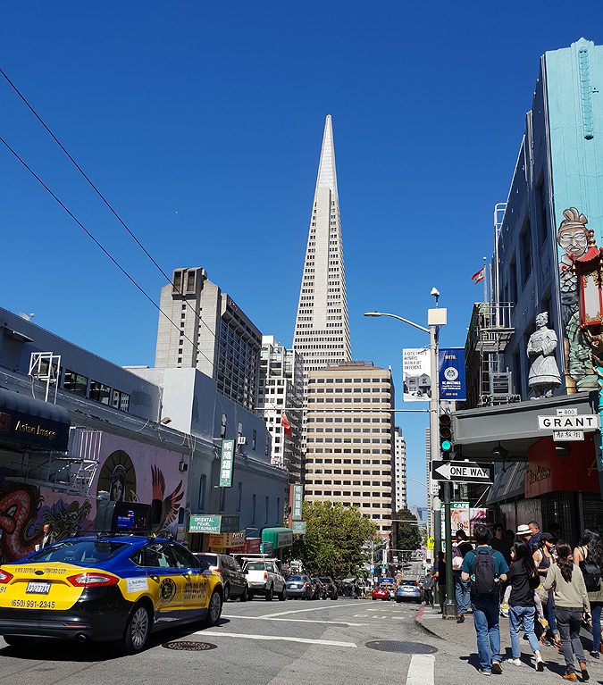 Blick von China Town auf Transamerica Pyramid, bis 2018 das höste Gebäude in San Francisco 
