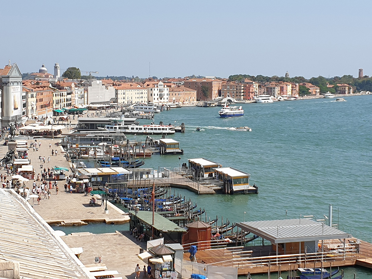 Ausblick vom Dogenpalast (Palazzo Ducale) auf die Uferpromenade Riva degli Schiavon und die Station der Wassertaxis San Marco-San Zaccaria