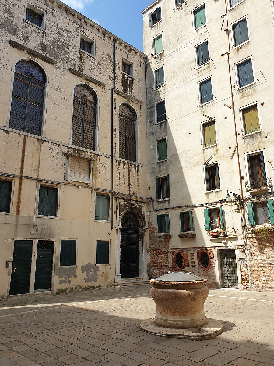 Jüdisches Viertel im Sestiere (Stadtteil) Cannaregio in Venedig - Campiello de la Scuola, hier befindes sich 2 der Synagogen. Hier im Bild die Scuole Spagnola
