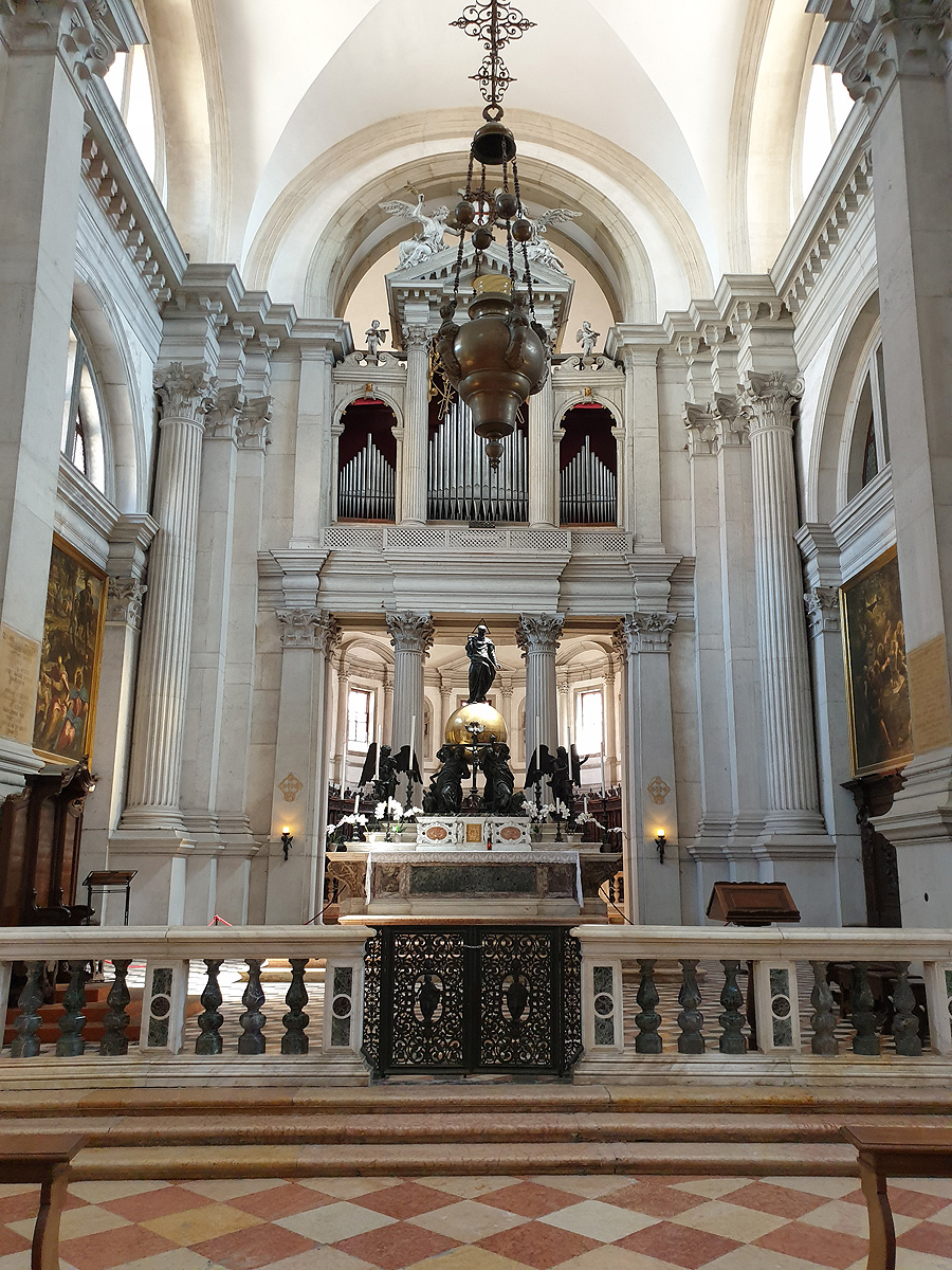 San Giorgio Maggiore - Hochaltar mit der Bronzegruppe 'Christus als Heiland auf der Weltkugel' stammt von Gerolamo Campagna