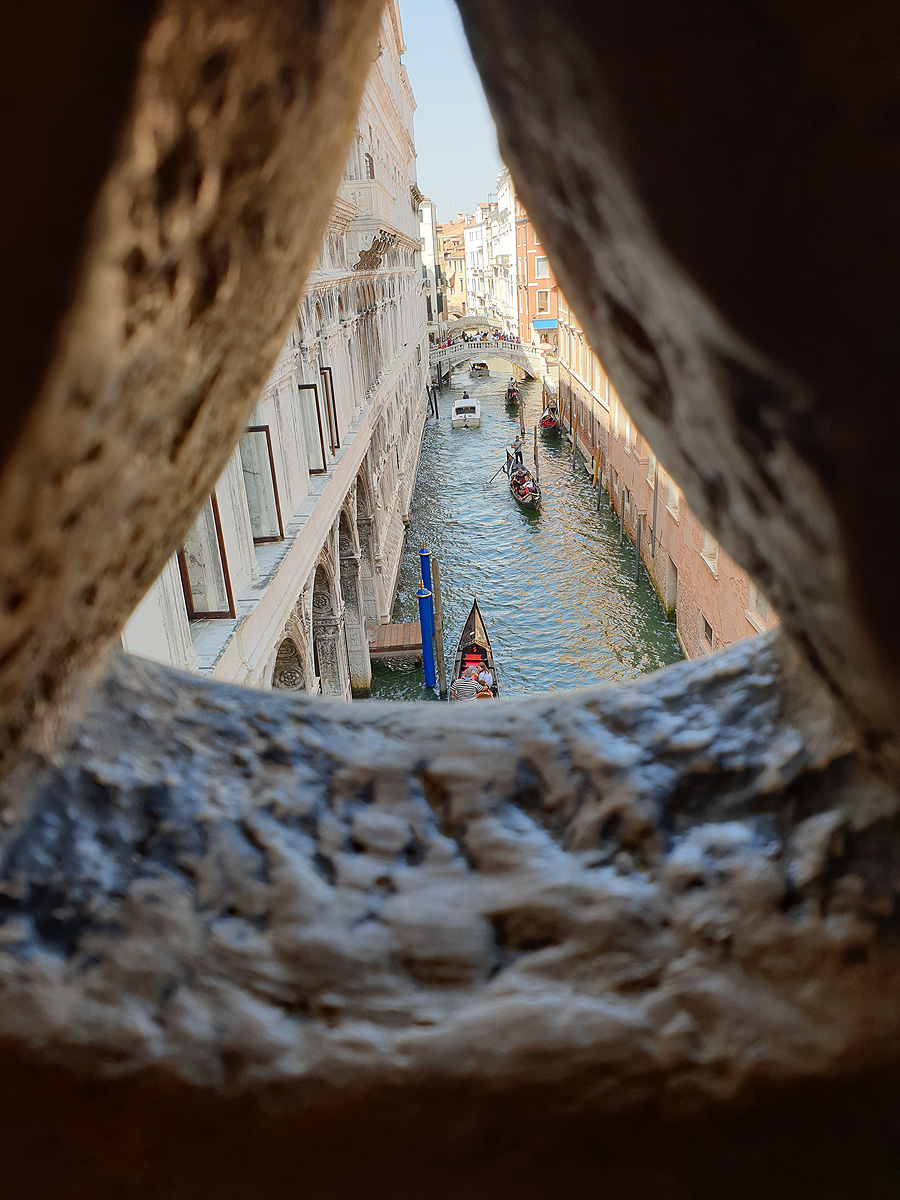 Blick von der Seufzerbrücke in Venedig auf den Kanal Rio di Palazzo und die Ponte della Canonica im Hintergrund